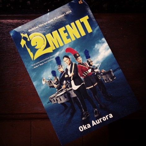Novel "12 Menit" dengan cover poster filmnya.