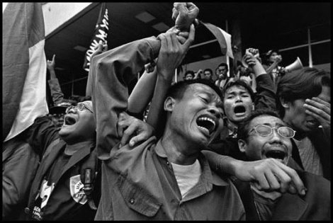 Diambil dari http://efenerr.com/2014/06/06/indonesia-1998-james-nachtwey/